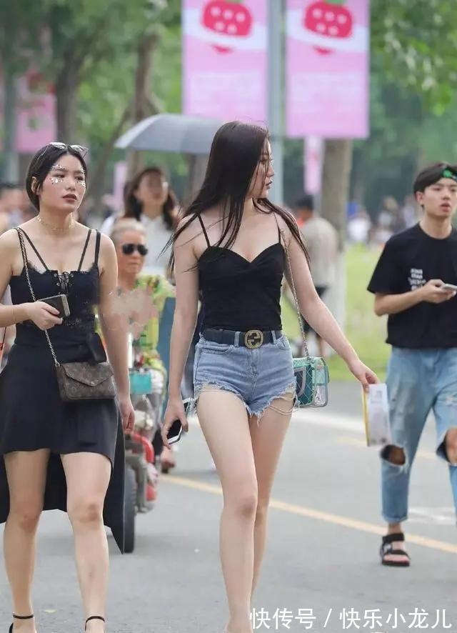 上半身 黑色吊带搭配黑色牛仔裤,穿出个性,穿出风格