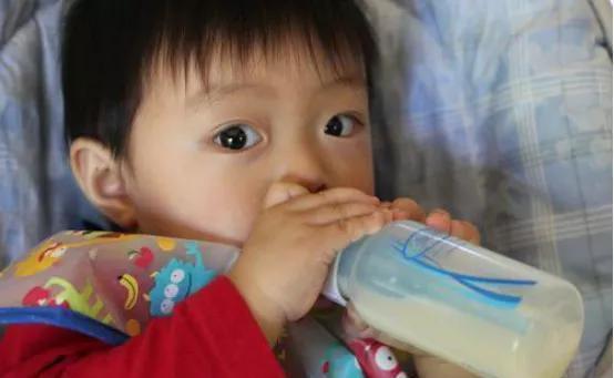 生长激素|7岁男娃,连续2年坚持喝睡前奶,后来他有什么变化?