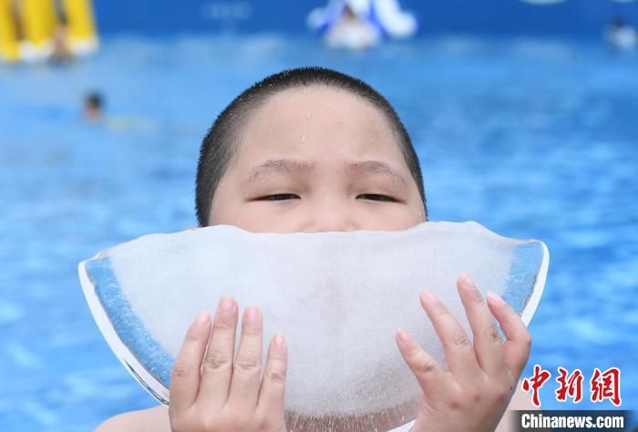 陳超|重慶民眾“冰吻” 挑戰(zhàn)迎小暑