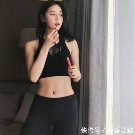  长发|清雅脱俗的长发美女，紧身衣搭配打底裤，尽显丰腴玲珑曲线！