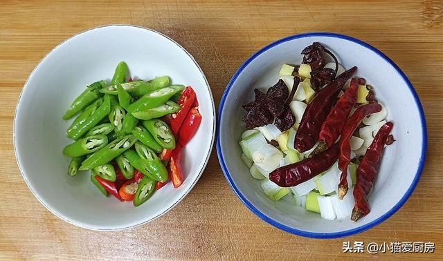 家常红烧鸡肉烧土豆,土豆吸收了鸡肉的香味,太下饭了,特别解馋