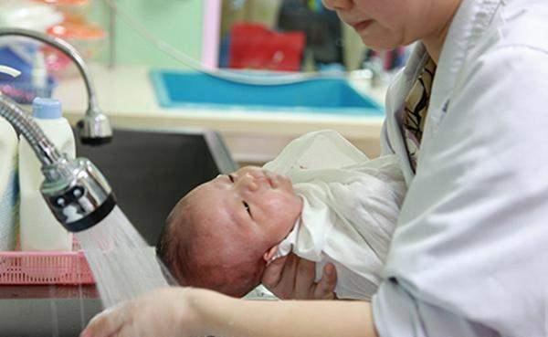 润肤|天冷降温,这份新生儿洗澡攻略,家长收藏,这样洗不会错也不受凉