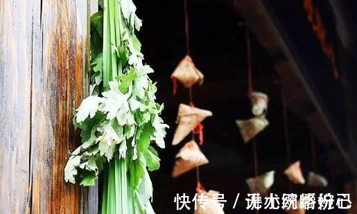 王仙芝@逃荒路上,母亲背着长子却让幼儿步行,一将军见状:其中定有蹊跷