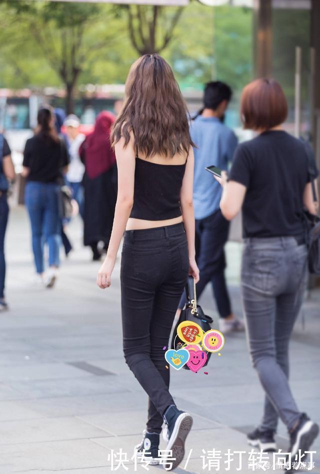  牛仔裤|时尚穿搭黑色吊带上衣+黑色牛仔裤，这样穿搭显腿长