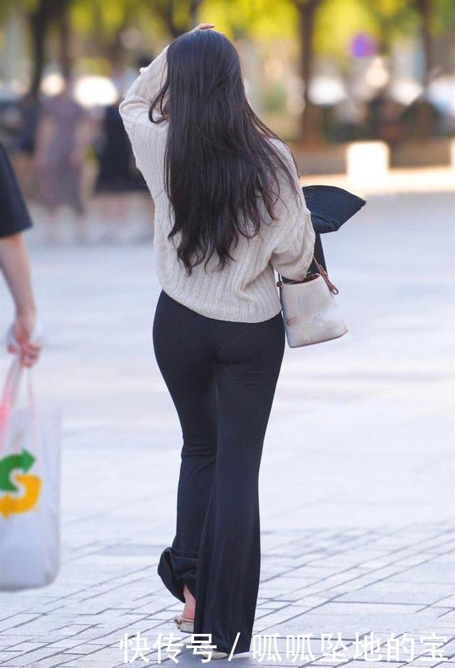 黑色修身打底裤,搭配米白色针织上衣,温文尔雅,清新又自然