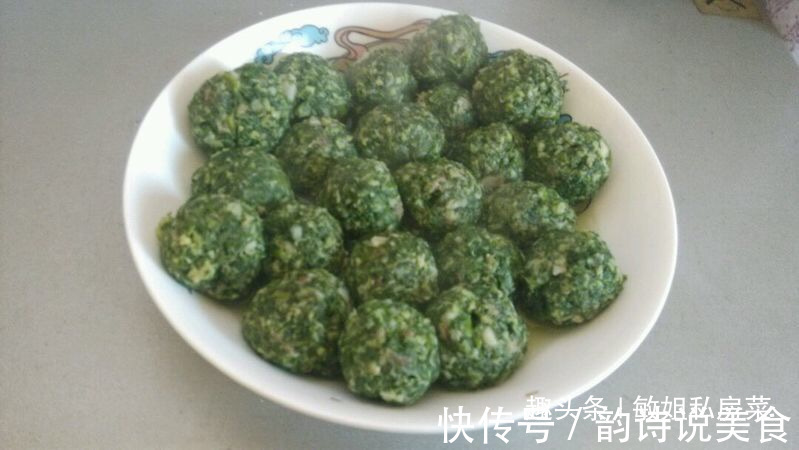 早餐家人爱吃煎饼馒头,配上一锅丸子汤,鲜美营养,吃过唇齿留香