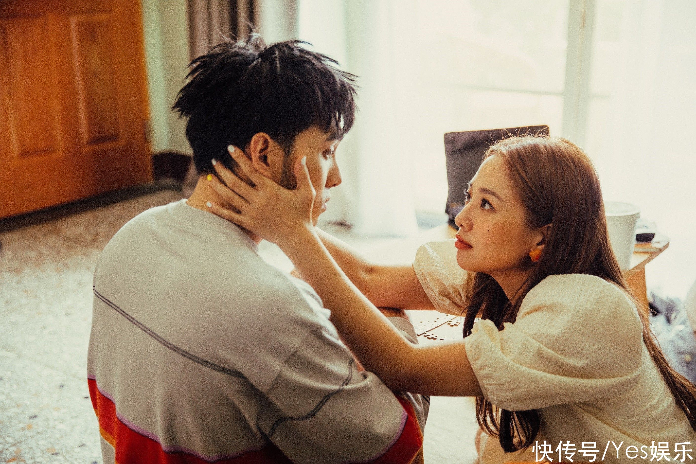 黄伟晋再推全新单曲〈我还是一个人〉 金曲天后徐佳