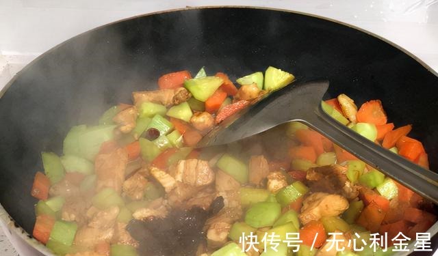 下饭还好吃的宫保鸡丁，简单好做，家人也喜欢吃！