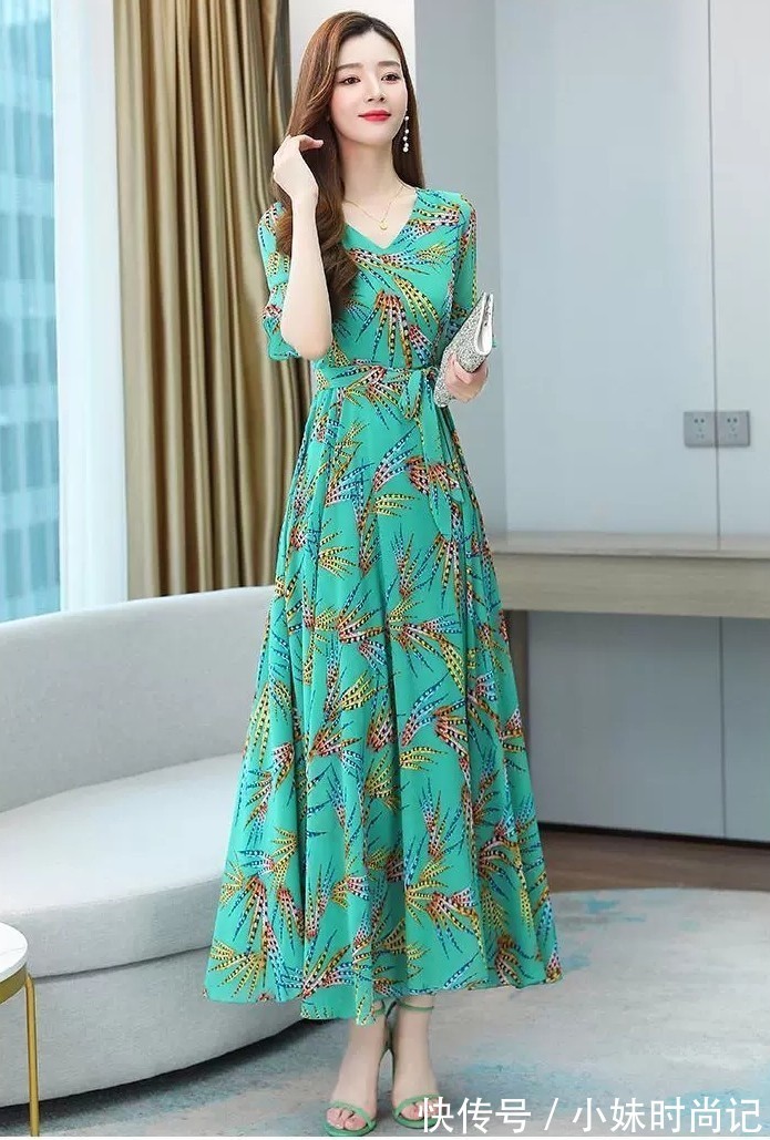 裙子|V领海边度假长裙子，高贵的典范