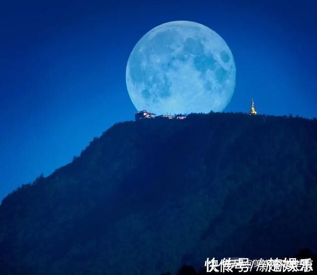 守诠@和尚月下写首诗,无一静字却句句写静,苏轼仿一首,水平高下立判