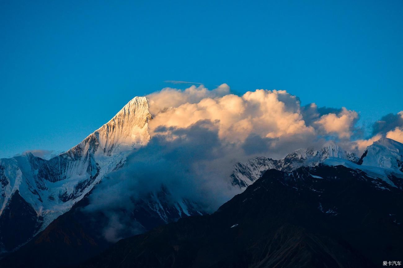 贡嘎穿越丨雪山神湖，云海晚霞，古寺星辰，总有一处风景能温暖你