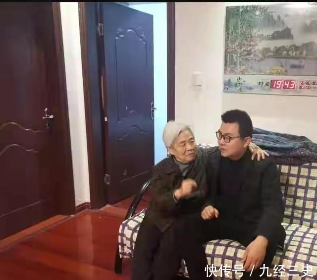 岁姥姥搂着外孙促膝长谈,唯恐将孙子弄丢