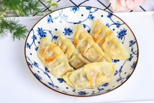 锅贴|做锅贴，用淀粉水还是面粉水？分享正确做法，金黄酥脆，太香了