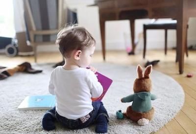 驼背|孩子最爱的4种坐姿,竟是“长不高”祸首,基因再好也无缘大长腿