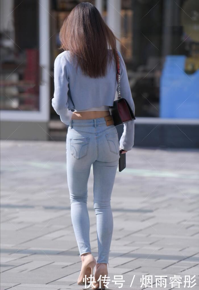 露脐装 运动风也能穿出精致感,小姐姐露脐装搭牛仔裤有魅力,经典不过时