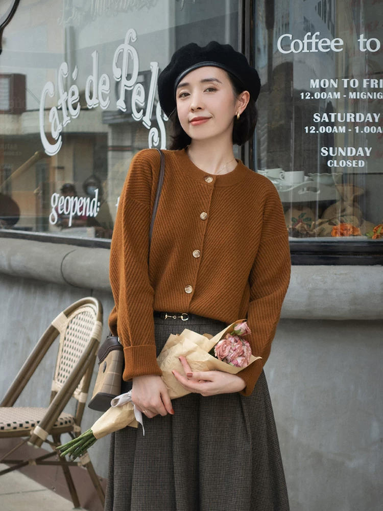 气质 女人会打扮才最优雅,试试“毛衣”的搭配,简约舒适显气质