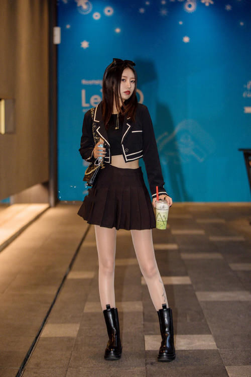 初春不一定要依赖彩色裙，黑色裙子选得好，打扮沉稳又年轻