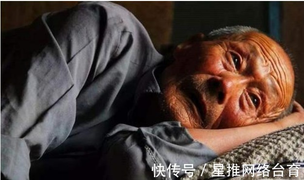 折磨|63岁老人倾诉照顾病痛的长寿老人,时间越长,对儿女的伤害越大