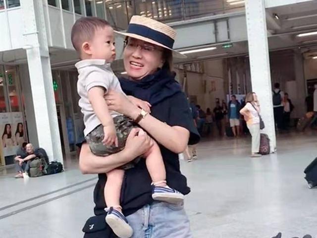 车站|宝爸带儿子去车站接奶奶,却遭区别对待,网友有孙子还要啥儿子