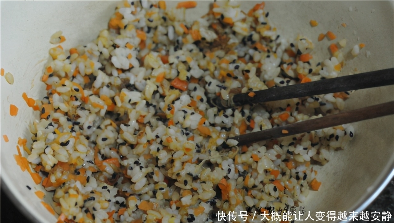 米饭新做法,儿子着了迷,配点蔬菜,简单一做,天天吃不够