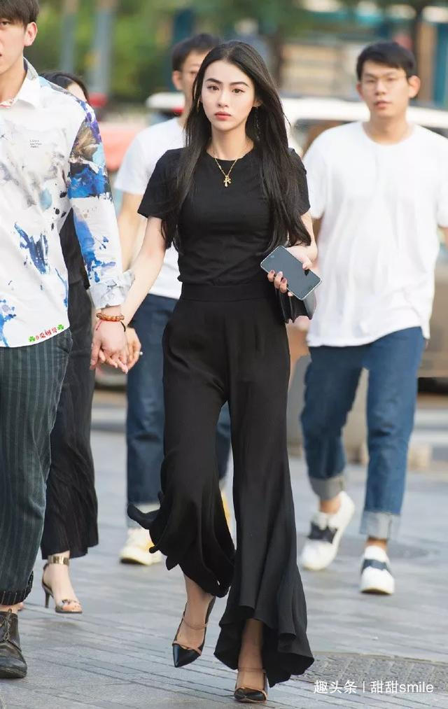 鞋面 脚上搭配一双高跟鞋,鞋面采用了渐变的设计,视觉上看上去很时尚