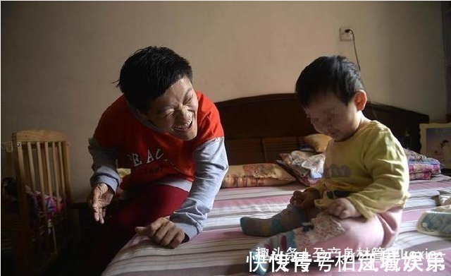 母女|脸瘫妈妈抱不动孩子,11个月大的女儿跪着吃奶,母女连心