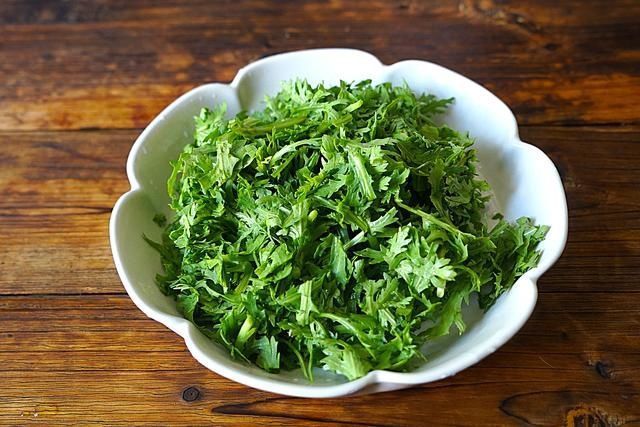 入秋后,多给家人用这菜做早餐饼,味道清香又营养,10分钟全搞定