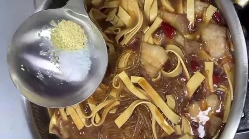  入味|韭菜猪肉粉条炖干豆腐，咸香微辣劲道入味，做法既简单又下饭