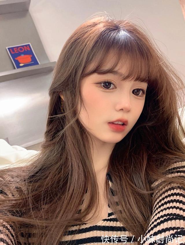 妆容|美女漂亮了穿什么都好看,V领薄款毛衣再搭配上减龄妆容,漂亮