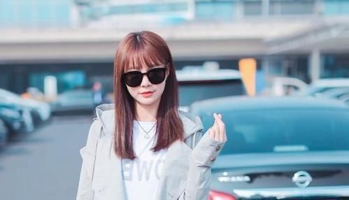 t恤|连帽风衣内搭白T恤,齐刘海发型时尚又洋气,真是太美了!