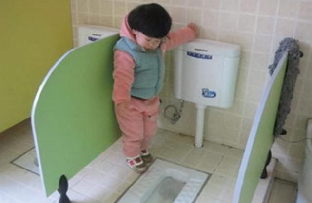 如厕|“为啥孩子不愿在幼儿园拉臭臭”?家长别不当回事,压力让娃焦虑