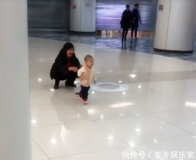 爸爸|爸爸和爷爷同时敞开怀抱，宝宝是如此选择的，接下来暖化了