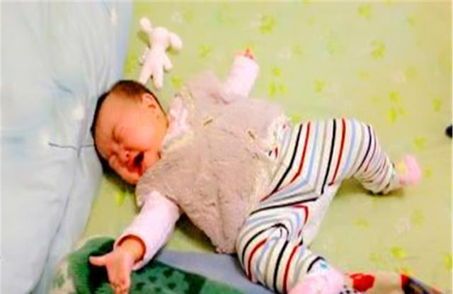 监控|一岁宝宝一抱就哭,医生诊断没毛病,看了监控得知真相