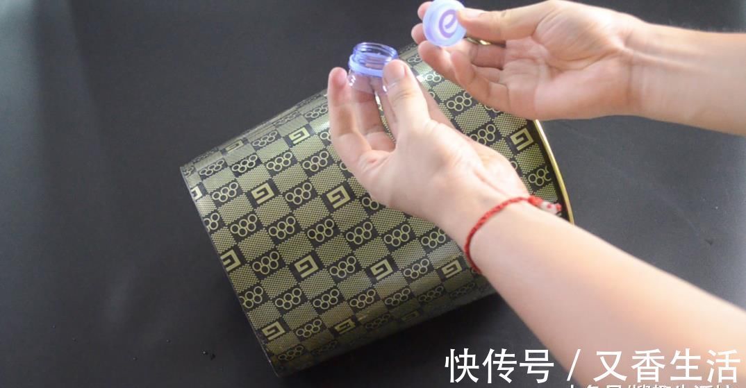 垃圾桶上粘一个塑料瓶, 一年还能帮家里省不少钱, 可惜知道的人不多