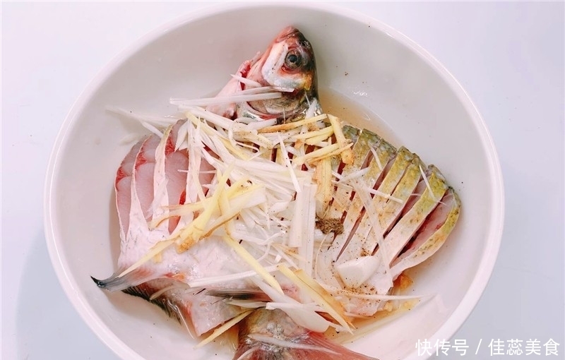 鱼肉最好吃的做法,不加一滴水,6分钟就出锅,全家都抢着吃