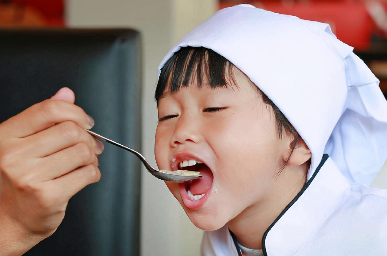 不紧不慢|宝宝“钻碗”火了,妈妈喂饭不紧不慢娃直接啃碗,网友:性子忒急