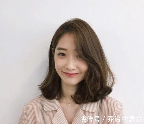 脸型 想拥有女神级偏分发型，不要忘记做这两件事，修饰脸型更有高级感！