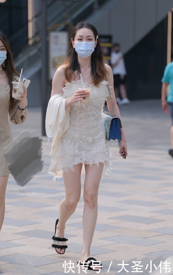 拖鞋|美女街拍很仙气的羽毛裙,打造一种“朦胧美”,但脚上一双“拖鞋”让气质全无