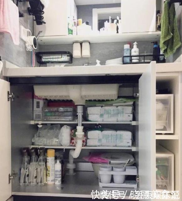 夹缝|卫生间的瓶瓶罐罐太多？这样收纳能全部摆下，小户型的赶紧照着学