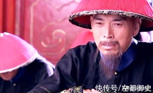 辞馆@此人屡试不中后被明珠赏识，但他却不识抬举，非要靠本事考取进士