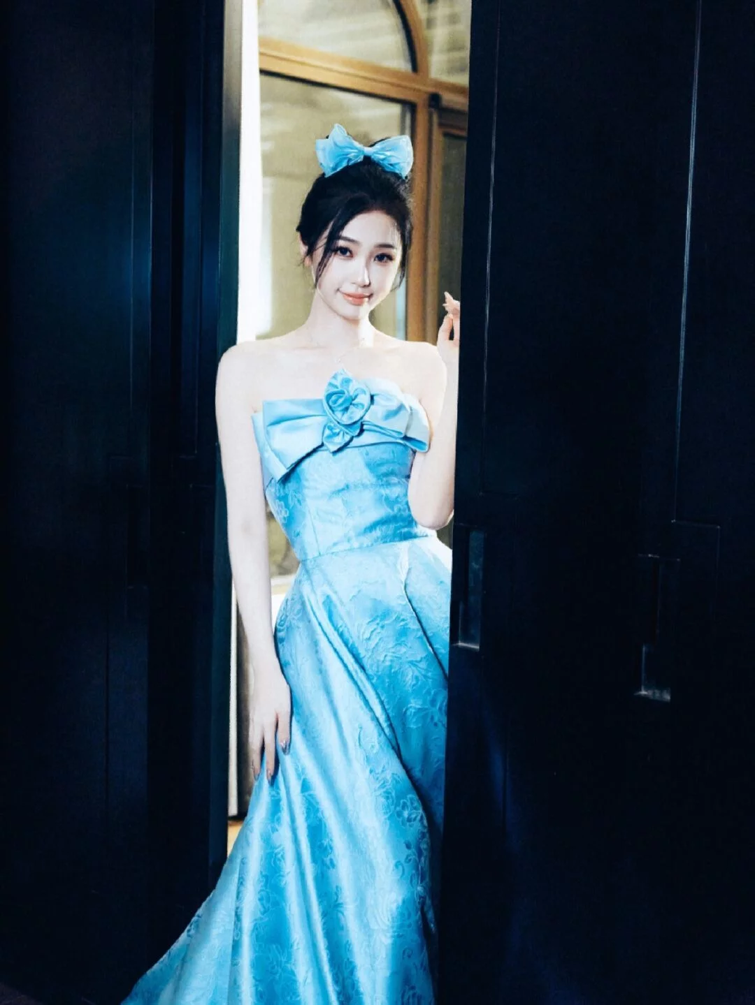 虞书欣真是美到骨子里了，水蓝色抹胸礼服优雅温柔，甜美精致
