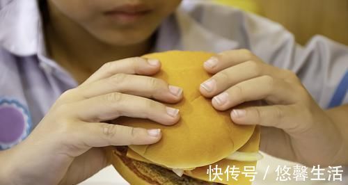 长高|一定少给宝宝吃这三种食物,不仅会造成积食还会影响他长高!