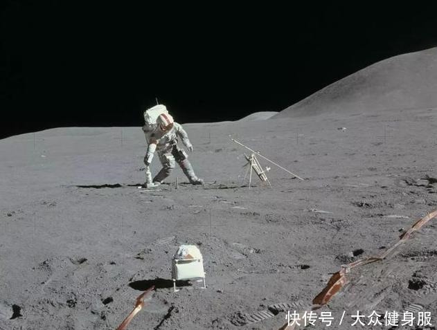 地球上可以看到星星,为什么月球上只有一片漆黑呢