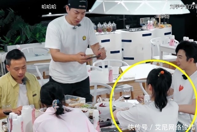 李浩菲夜宵吃小龙虾,谁注意她把龙虾壳丢哪里?活该一出道就火