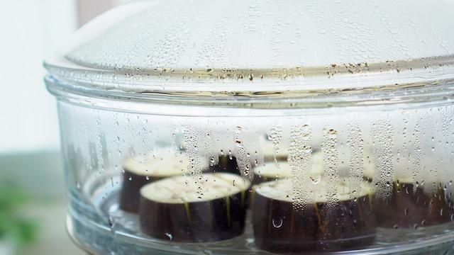 好吃|把茄子放锅里蒸一蒸，居然这么好吃，一周做3次都不够，软嫩下饭