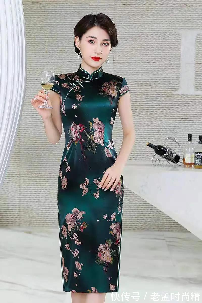 真丝|真丝旗袍，有着女人一样的似水柔情，让灵动的女人味儿显露无疑。