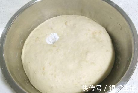 明暄|玉米面这做法火了,层次分明暄又软,少油更健康,我家一周吃3次