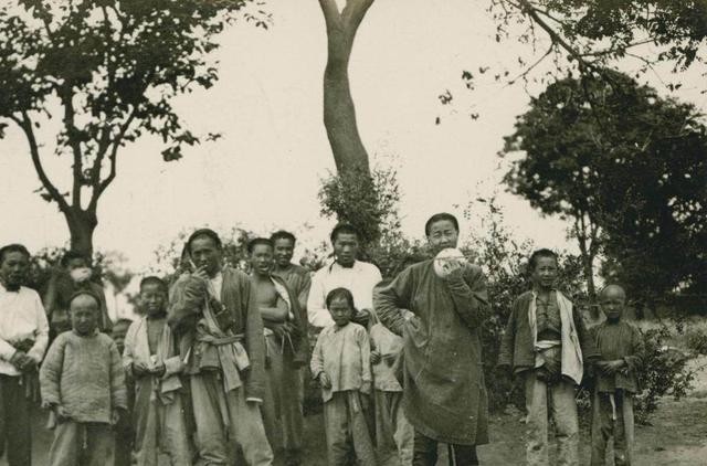 古代饥荒时，人们都抢着吃草根树皮观音土，为何没人抓鱼虾吃呢？