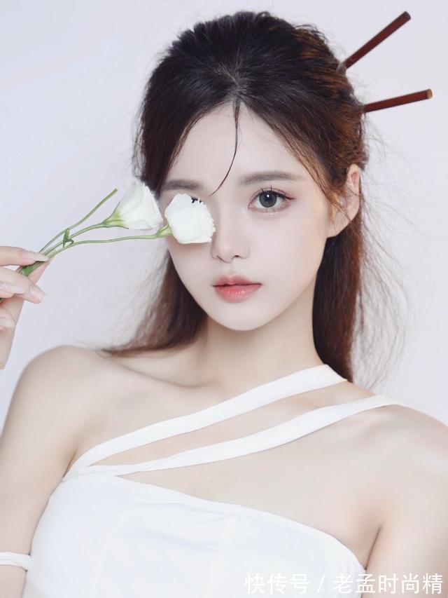 有气质 皮肤白的女生更适合白色衣服,让整个人更加有气质,活力十足