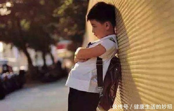 人际交往|接孩子放学时，父母三种行为少做，已悄悄伤害了孩子你却不知道！